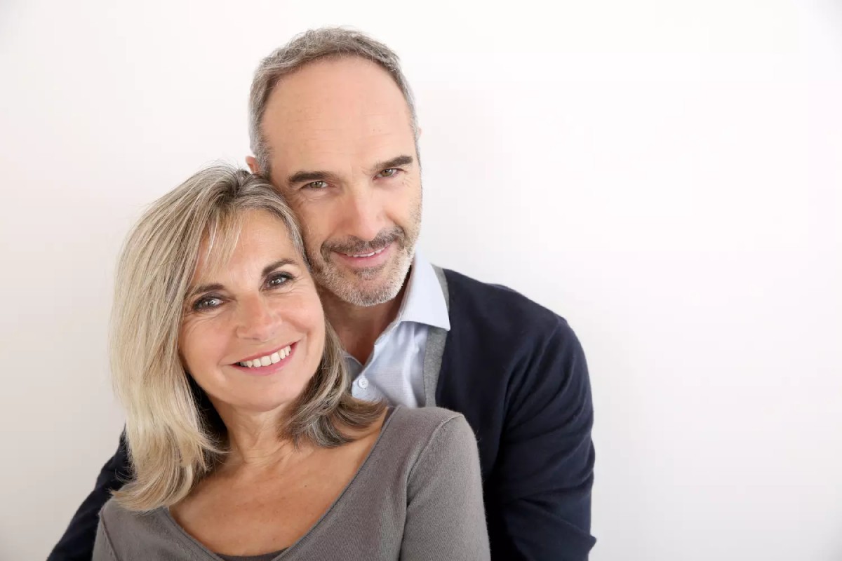 Un couple mature souriant et complice, symbolisant l’amour durable et l’harmonie des 26 ans de mariage, appelés noces de jade.
